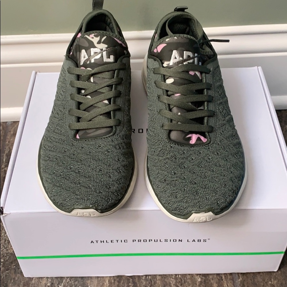 APL - Lululemon Techloom Pro Sneaker. Size 8
